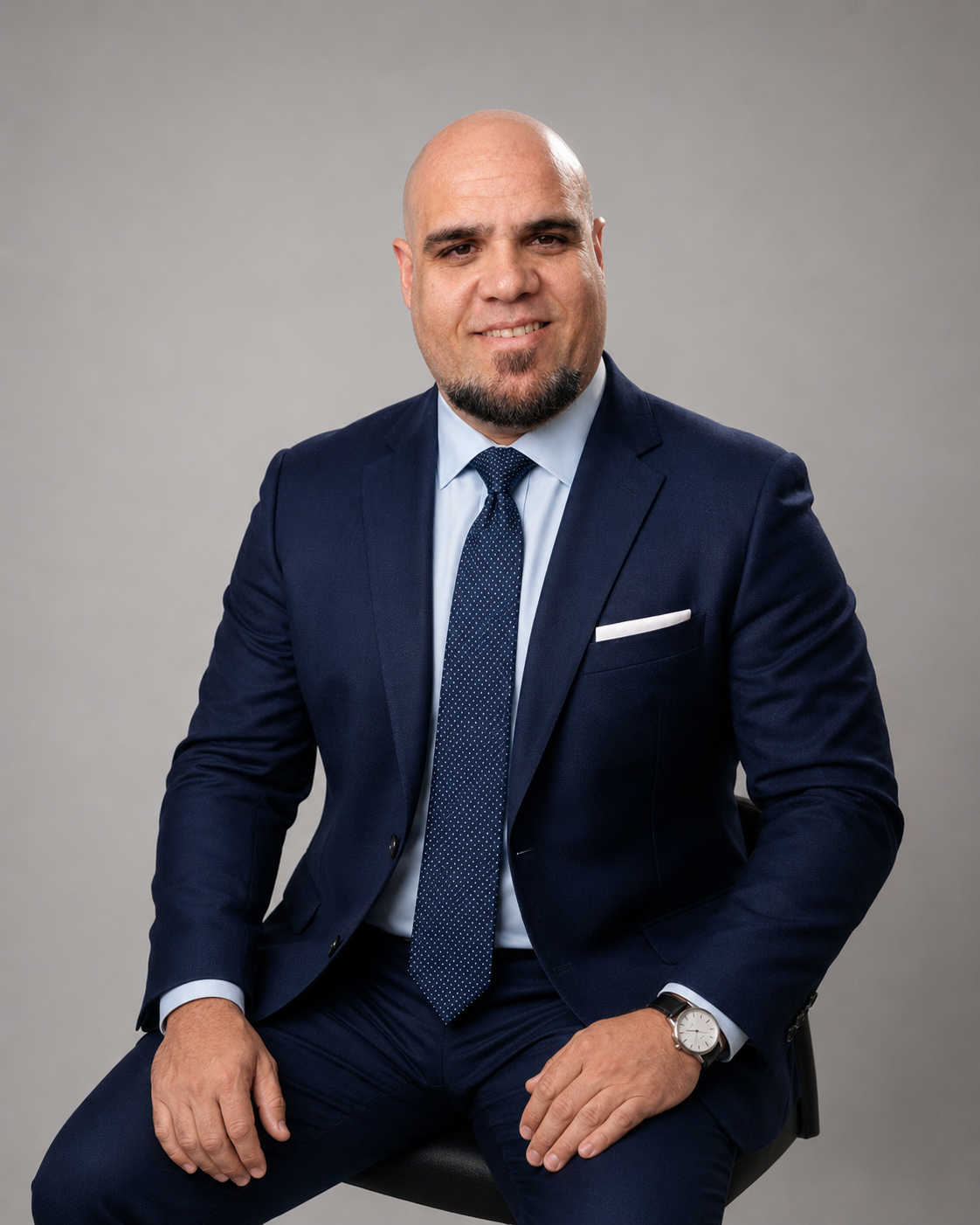 Alexandre Navarro em traje executivo azul