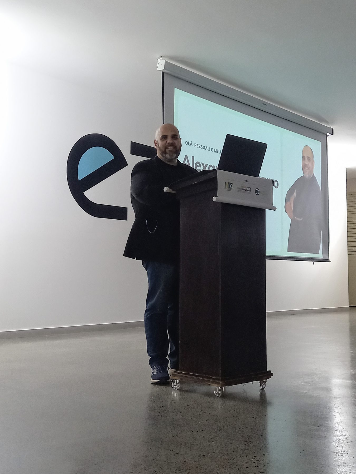 Alexandre Navarro apresentando uma palestra