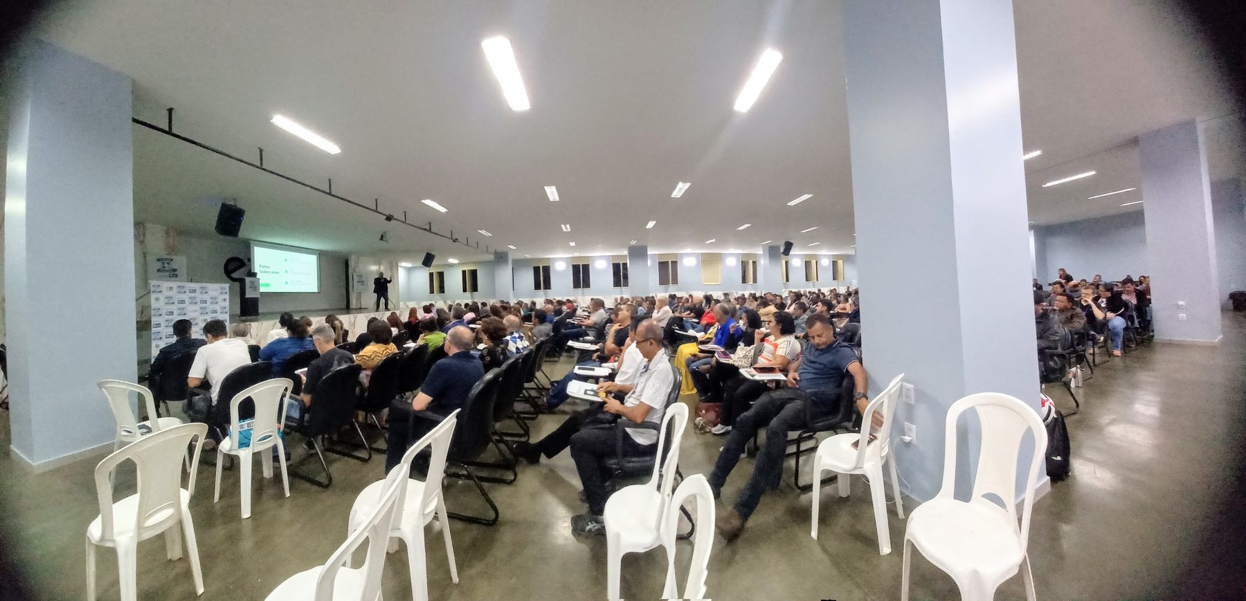 Visão ampla do auditório