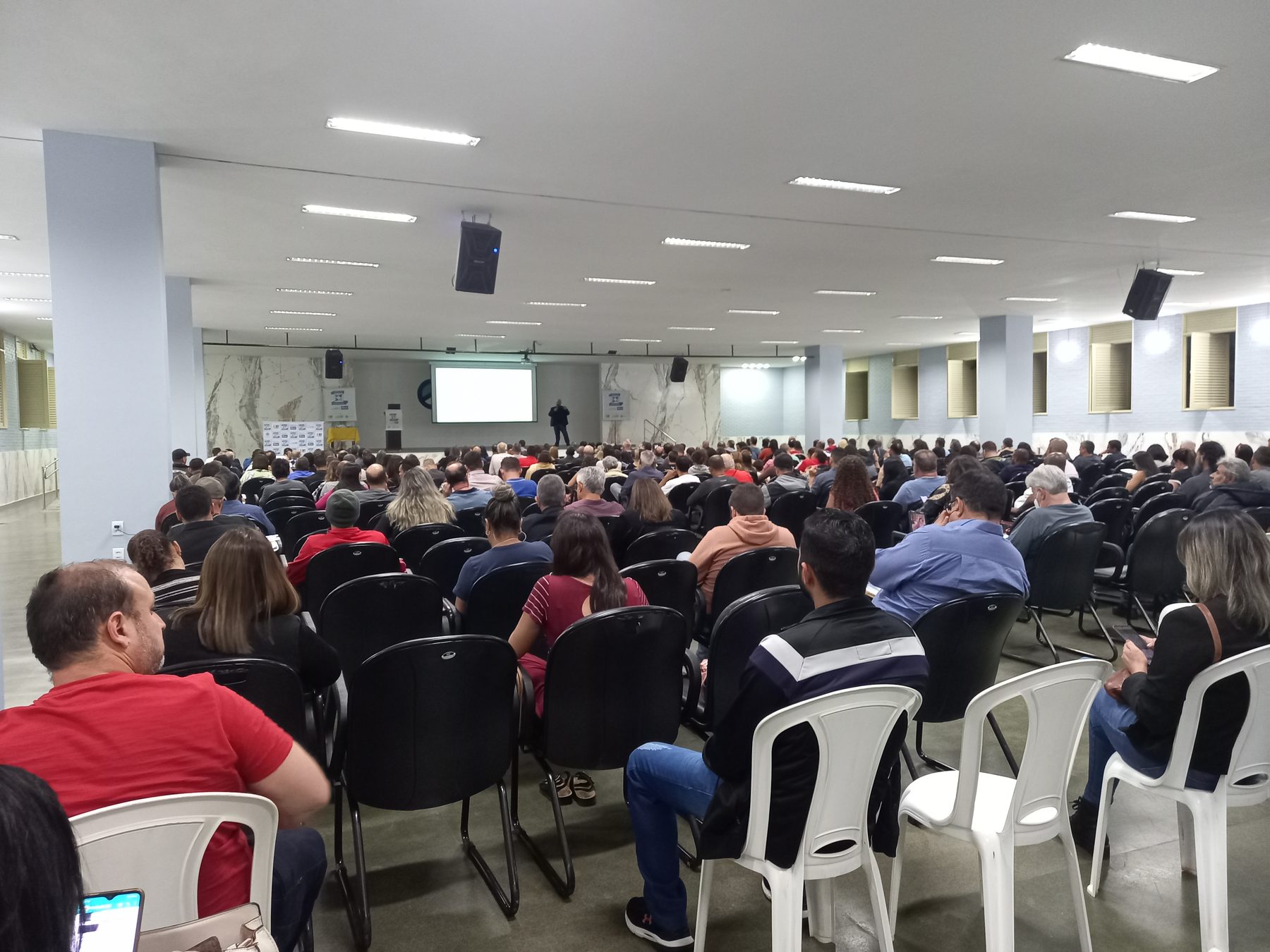 Auditório acompanhando palestra