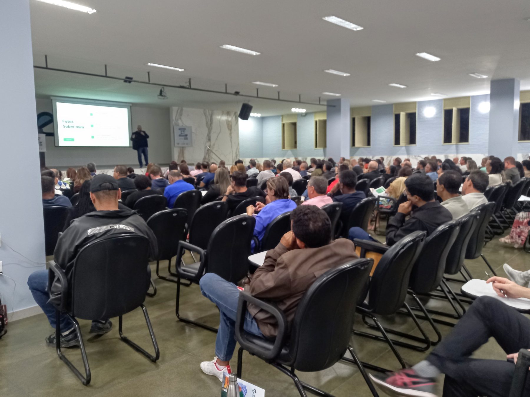 Participantes em palestra empresarial